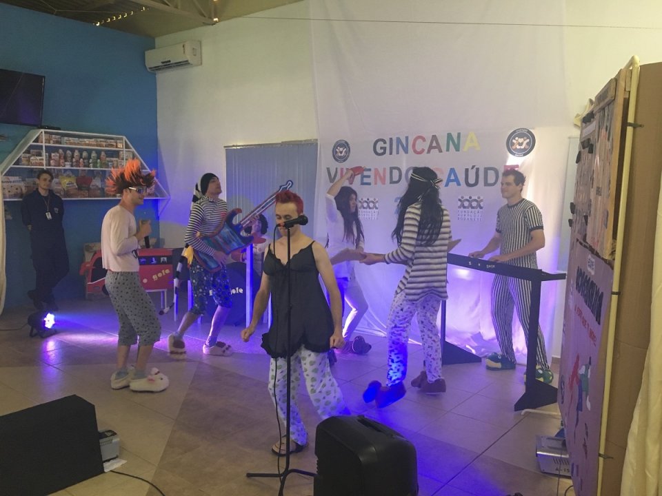 Apresentação de paródias na Unidade da Aurora em Cunha Porã (SC) aborda a prevenção de forma lúdica