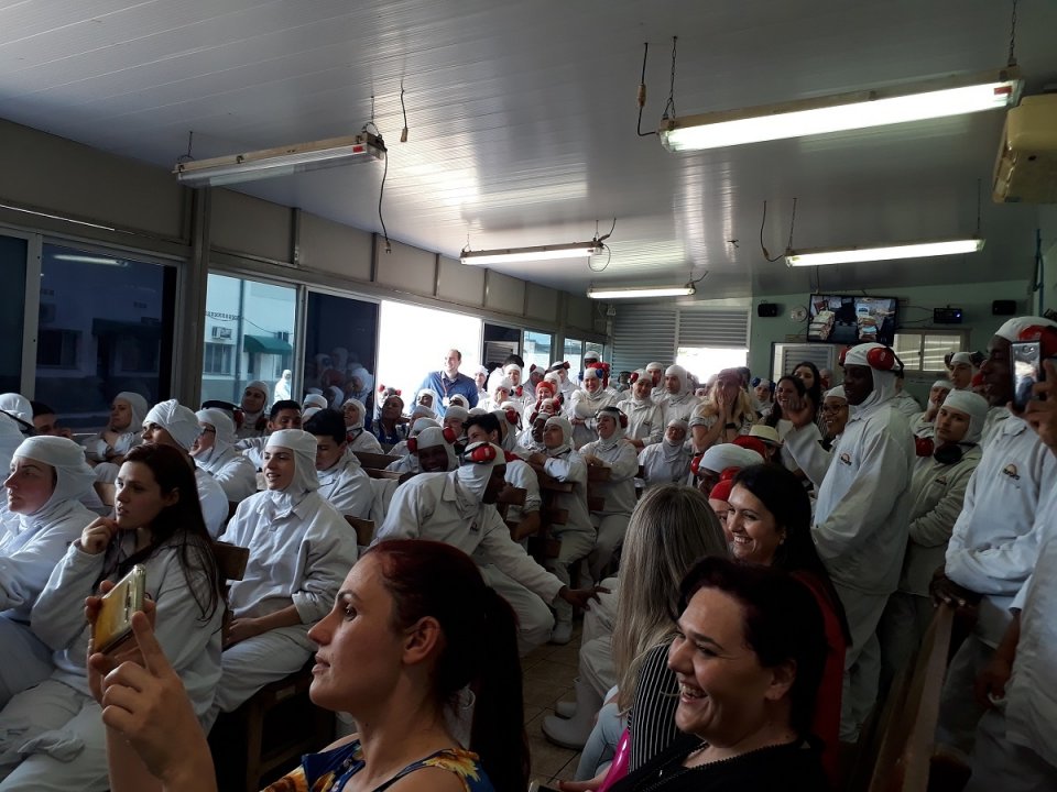 Informação e diversão fizeram parte das Paródias da Prevenção na Indústria da Aurora em Chapecó (SC)