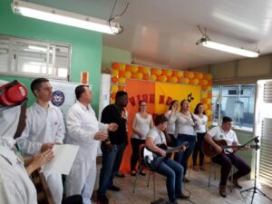 Informação e diversão fizeram parte das Paródias da Prevenção na Indústria da Aurora em Chapecó (SC)