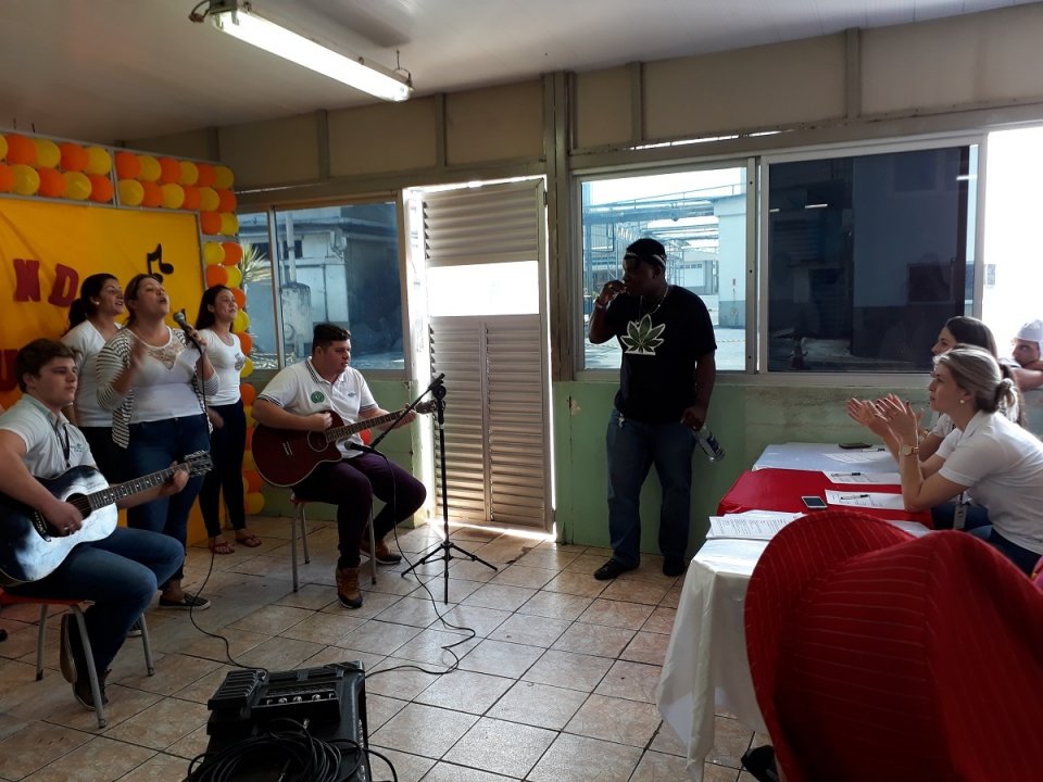 Informação e diversão fizeram parte das Paródias da Prevenção na Indústria da Aurora em Chapecó (SC)