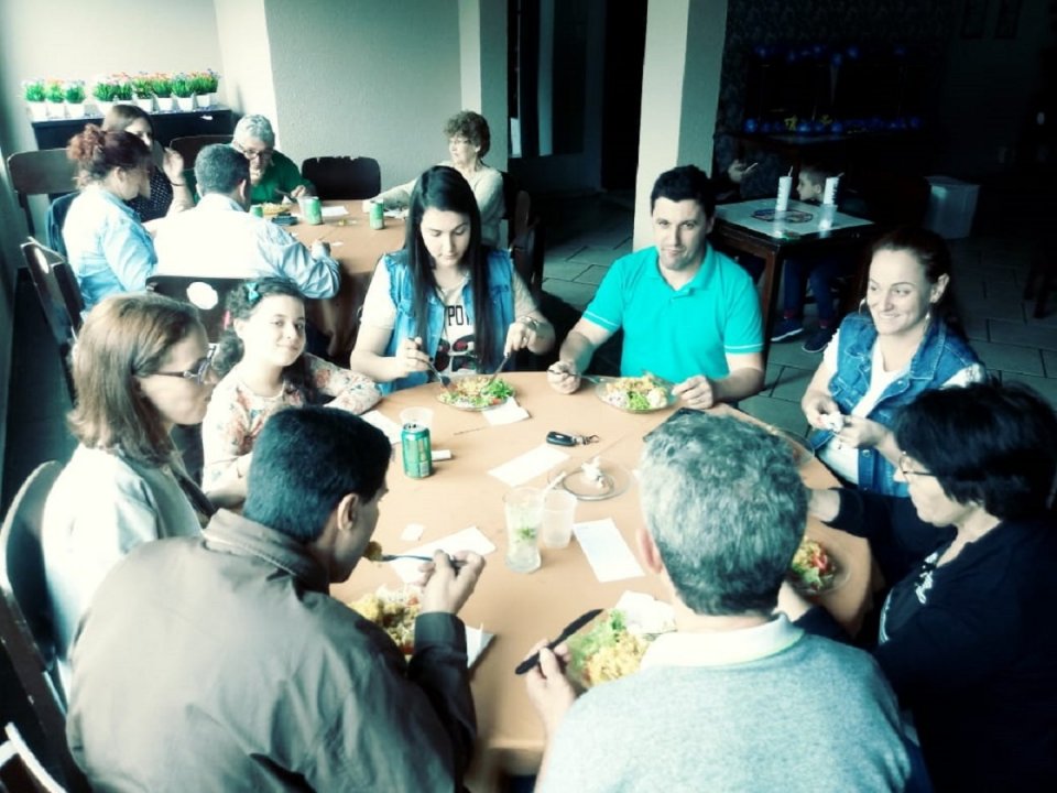 Voluntários da FALB auxiliam na I Paellada do GAPA