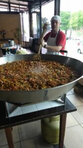 Voluntários da FALB auxiliam na I Paellada do GAPA