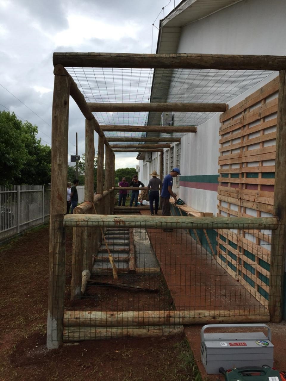 Equipe Rede da Cooperação constrói dois jardins sensoriais em instituições de Pinhalzinho (SC)