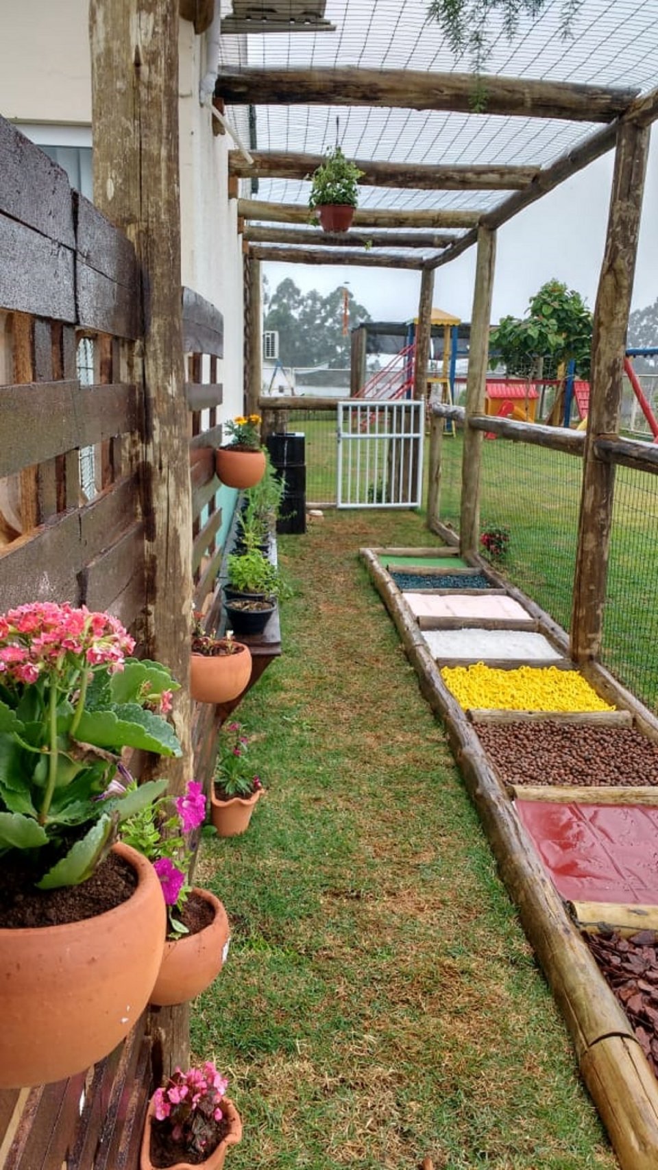 Equipe Rede da Cooperação constrói dois jardins sensoriais em instituições de Pinhalzinho (SC)