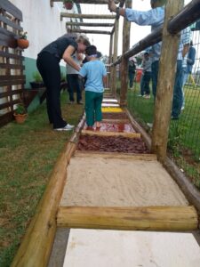 Equipe Rede da Cooperação constrói dois jardins sensoriais em instituições de Pinhalzinho (SC)