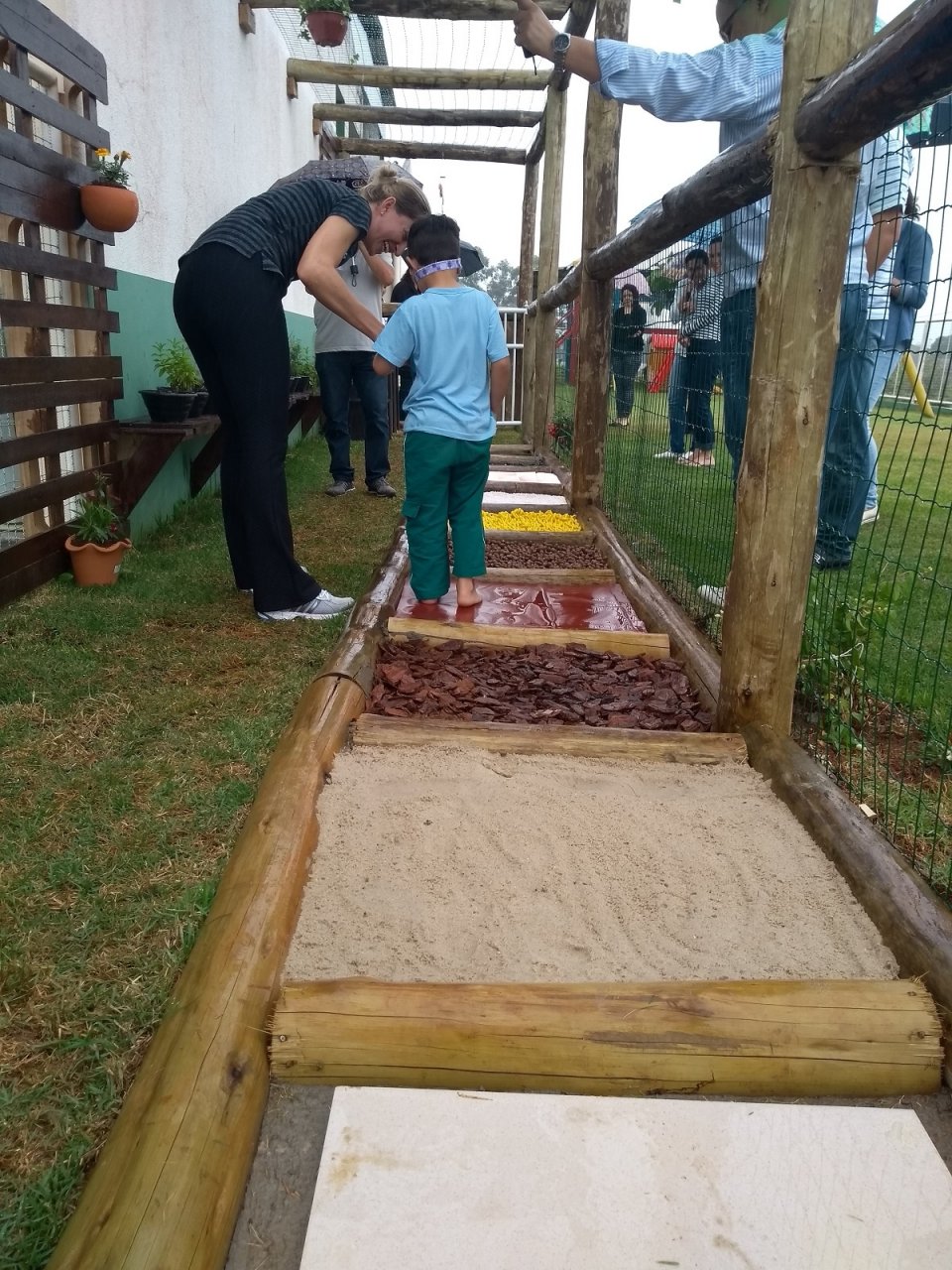 Equipe Rede da Cooperação constrói dois jardins sensoriais em instituições de Pinhalzinho (SC)