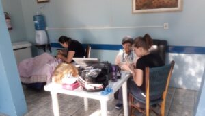 Voluntários da Aurora de Chapecó e Guatambu realizam atividades no Centro de Convivência do Idoso