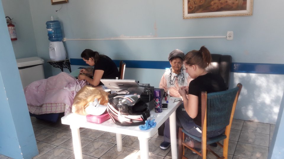 Voluntários da Aurora de Chapecó e Guatambu realizam atividades no Centro de Convivência do Idoso