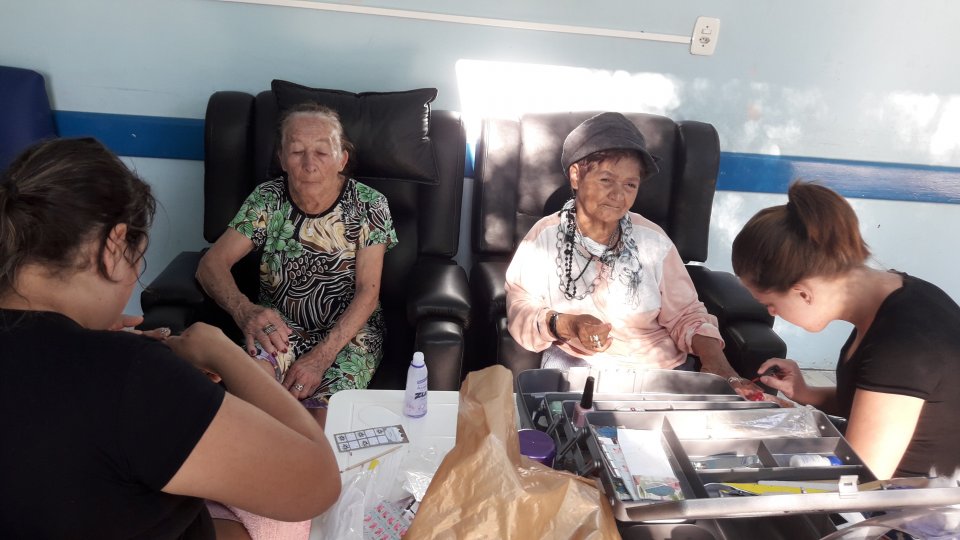 Voluntários da Aurora de Chapecó e Guatambu realizam atividades no Centro de Convivência do Idoso