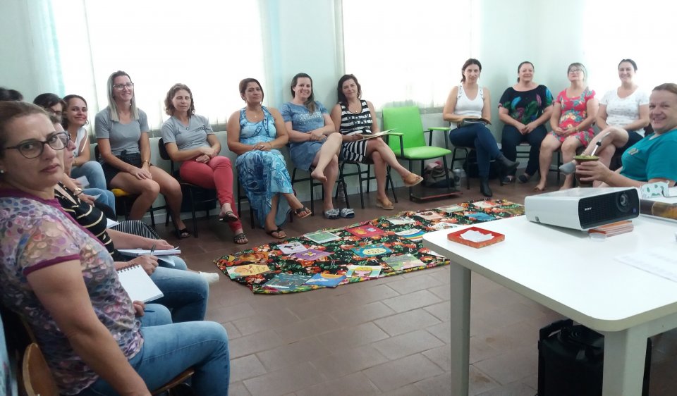 Roda de Leitura promove curso de Contação de Histórias na APAE de Xaxim