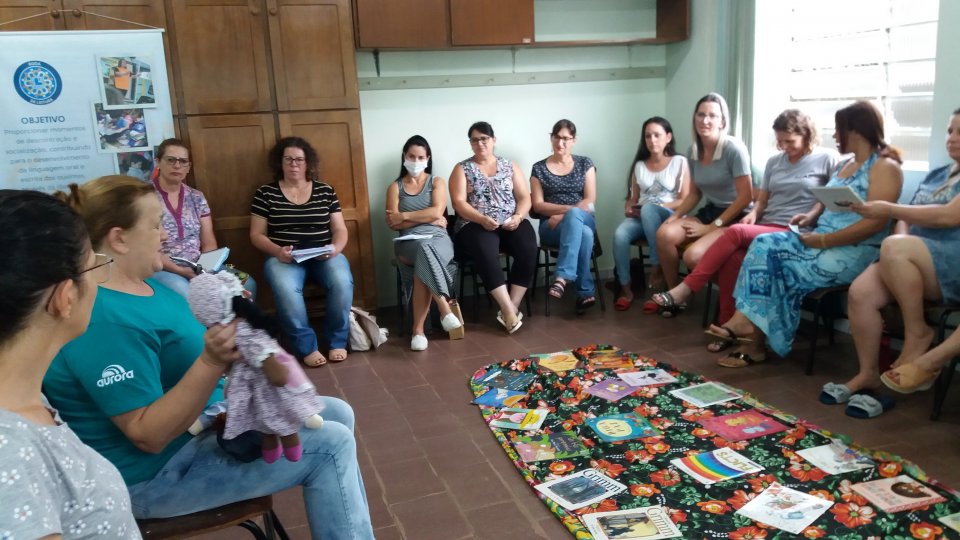 Roda de Leitura promove curso de Contação de Histórias na APAE de Xaxim