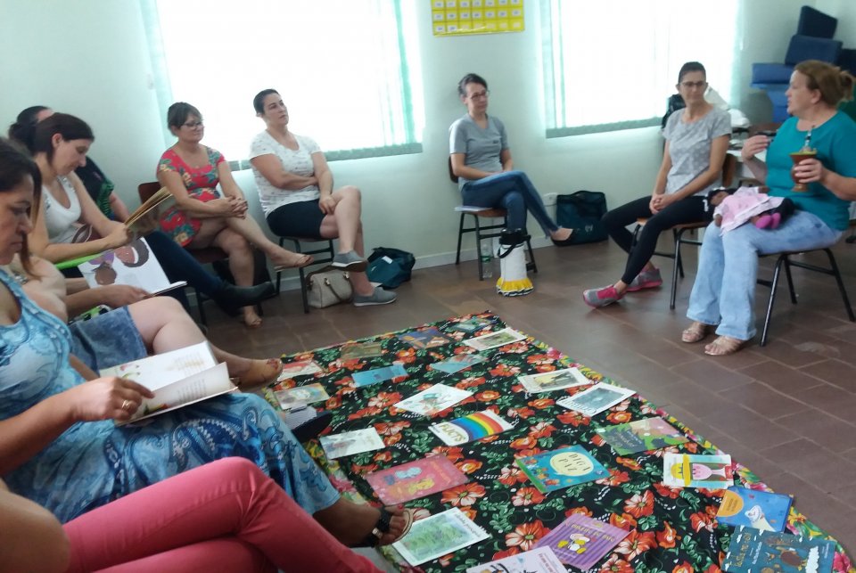 Roda de Leitura promove curso de Contação de Histórias na APAE de Xaxim