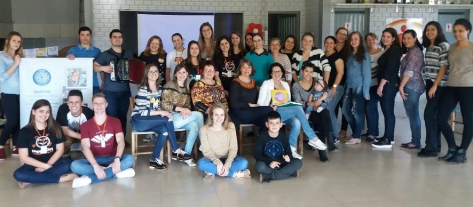 FASA homenageia voluntários da Aurora de Contação de Histórias