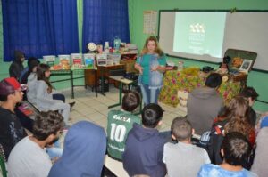 Roda de Leitura comemora Dia Mundial da Poesia em escolas de Chapecó