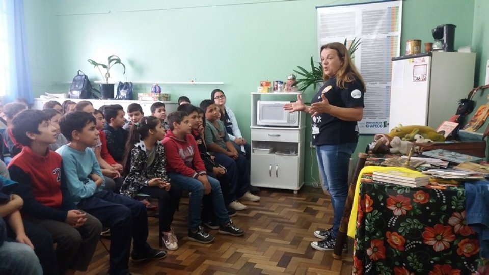 Roda de Leitura comemora Dia Mundial da Poesia em escolas de Chapecó
