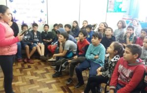 Roda de Leitura comemora Dia Mundial da Poesia em escolas de Chapecó