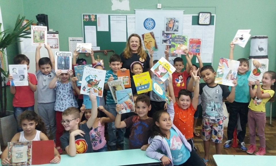 Roda de Leitura comemora Dia Mundial da Poesia em escolas de Chapecó