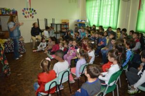 Roda de Leitura comemora Dia Mundial da Poesia em escolas de Chapecó