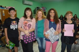 Roda de Leitura comemora Dia Mundial da Poesia em escolas de Chapecó