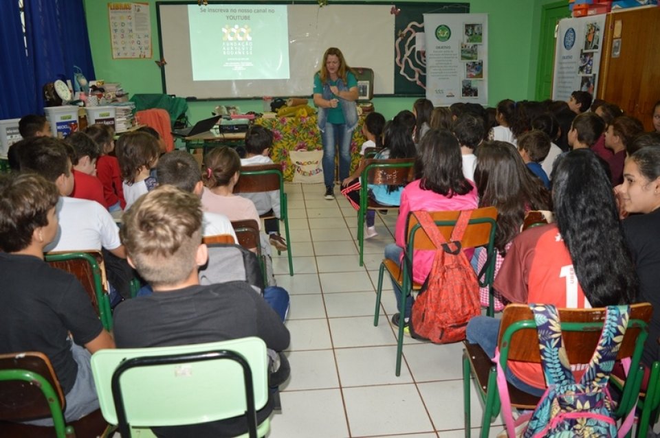 Roda de Leitura comemora Dia Mundial da Poesia em escolas de Chapecó