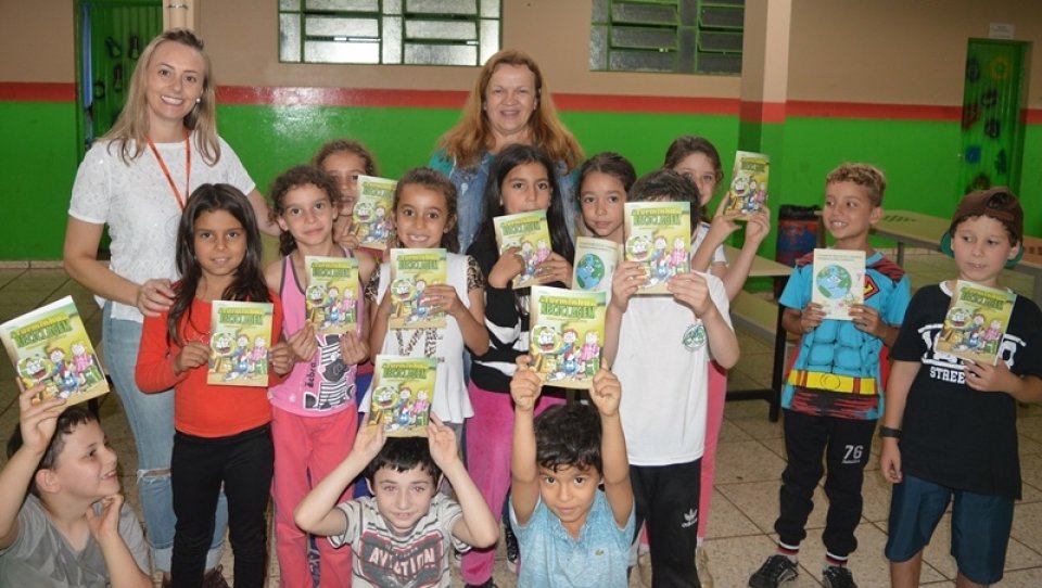 Roda de Leitura comemora Dia Mundial da Poesia em escolas de Chapecó