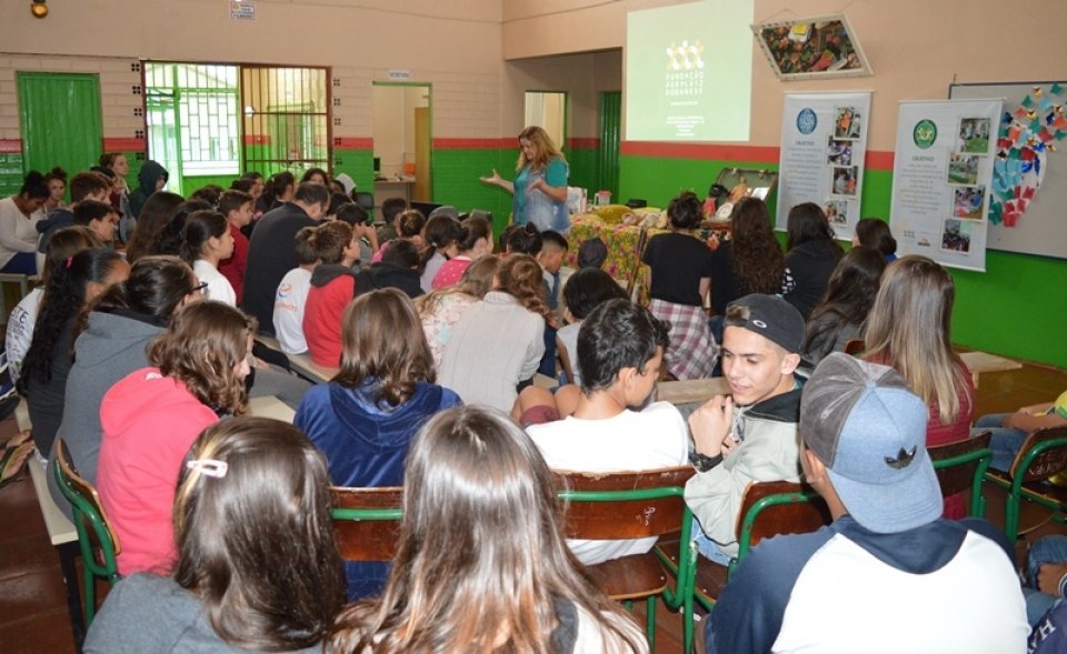 Roda de Leitura comemora Dia Mundial da Poesia em escolas de Chapecó