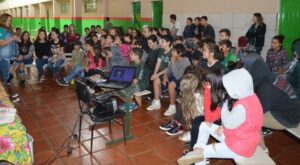 Roda de Leitura comemora Dia Mundial da Poesia em escolas de Chapecó