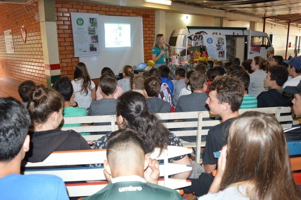 Escolas de Chapecó/SC recebem palestra de educação ambiental com o programa Eco Cooperação