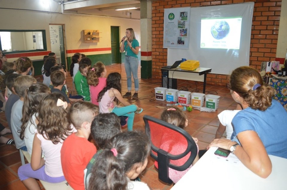 Escolas de Chapecó/SC recebem palestra de educação ambiental com o programa Eco Cooperação