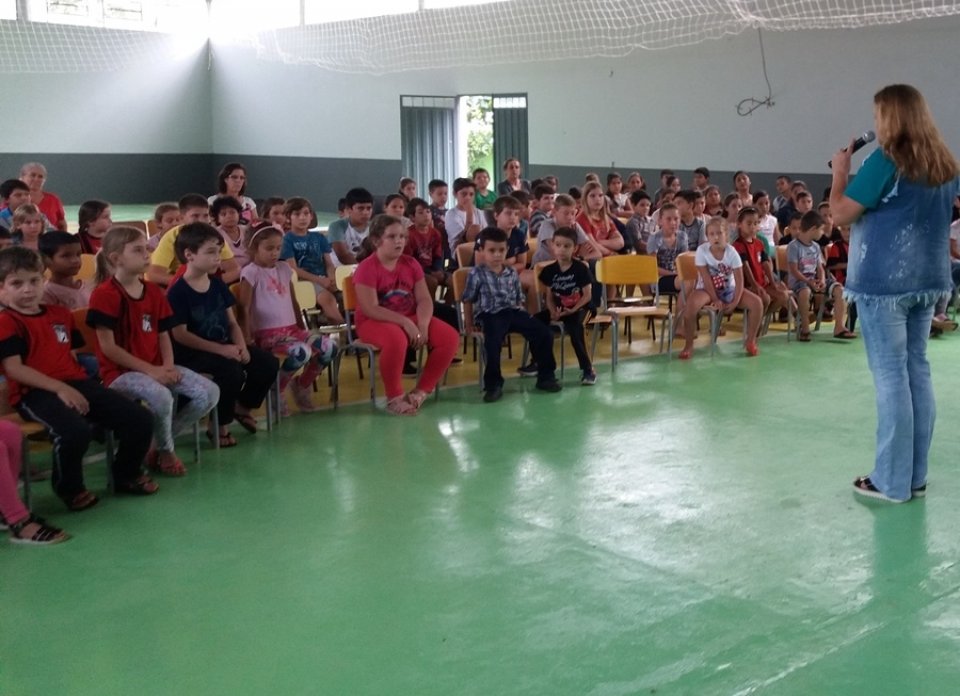 Kombi Biblioteca atende cidades de Santa Catarina e Rio Grande do Sul