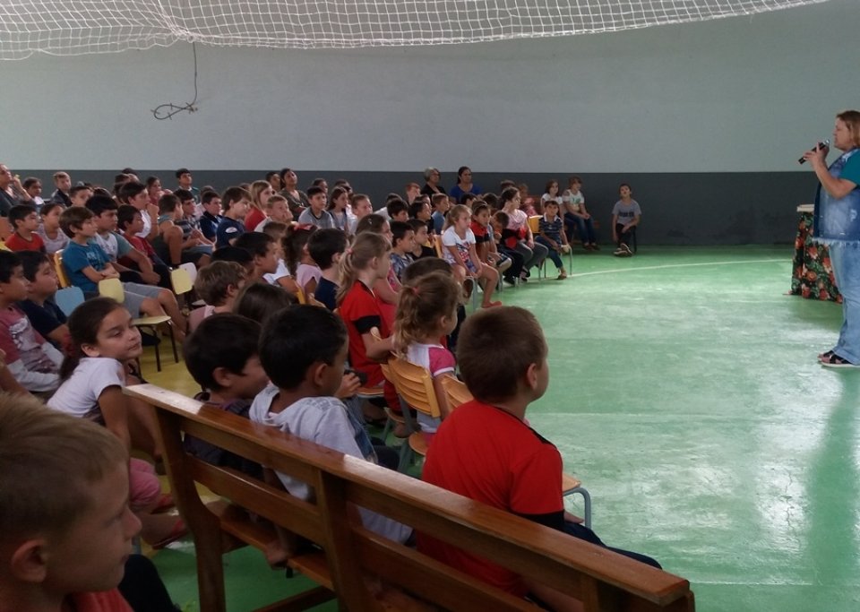 Kombi Biblioteca atende cidades de Santa Catarina e Rio Grande do Sul