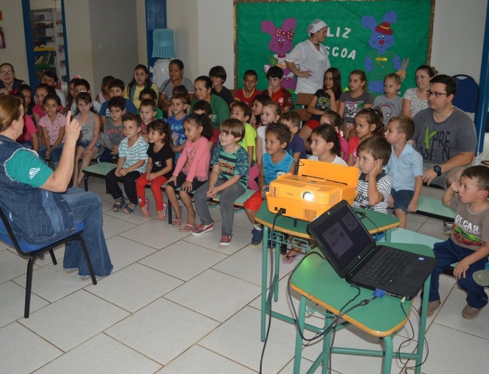 Kombi Biblioteca atende cidades de Santa Catarina e Rio Grande do Sul