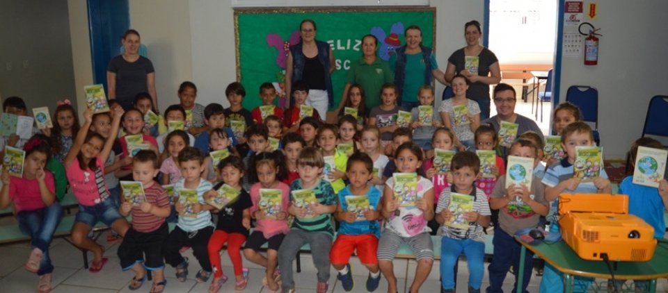 Kombi Biblioteca atende cidades de Santa Catarina e Rio Grande do Sul