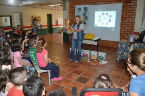 Kombi Biblioteca atende cidades de Santa Catarina e Rio Grande do Sul