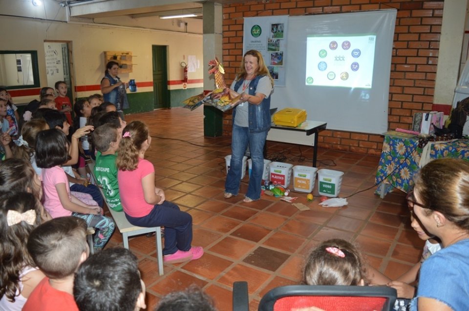 Kombi Biblioteca atende cidades de Santa Catarina e Rio Grande do Sul