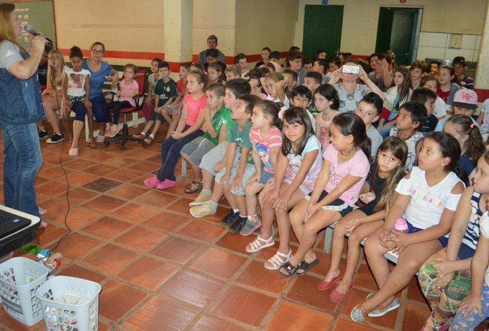 Kombi Biblioteca atende cidades de Santa Catarina e Rio Grande do Sul