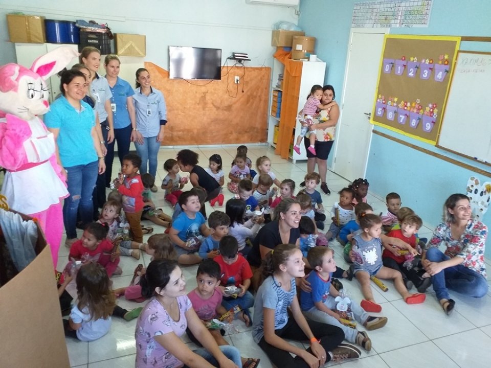 Voluntários da Unidade de Xaxim realizam entrega de doces na Páscoa