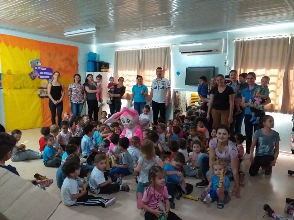 Voluntários da Unidade de Xaxim realizam entrega de doces na Páscoa