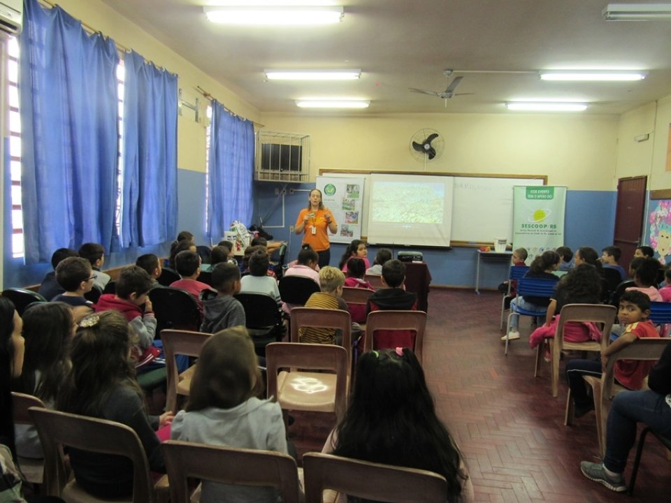 Alunos da EMEF Alfredo Juliano visitam aterro sanitário em Sapucaia do Sul/RS