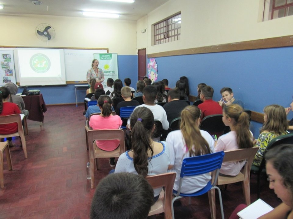 Alunos da EMEF Alfredo Juliano visitam aterro sanitário em Sapucaia do Sul/RS