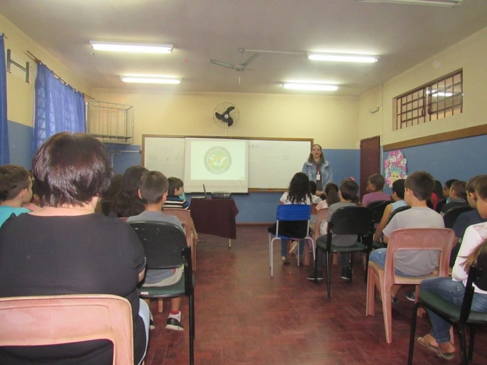 Alunos da EMEF Alfredo Juliano visitam aterro sanitário em Sapucaia do Sul/RS