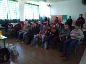 Alunos recebem sensibilização sobre separação de resíduos com a Turminha da Reciclagem