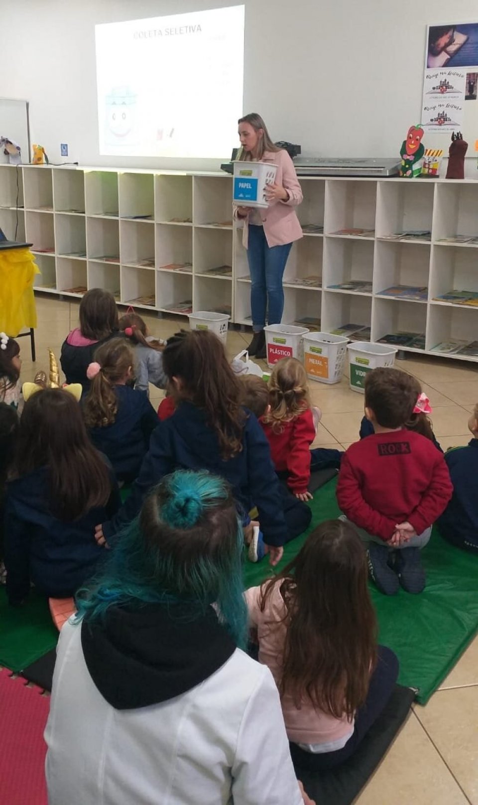 Alunos recebem sensibilização sobre separação de resíduos com a Turminha da Reciclagem