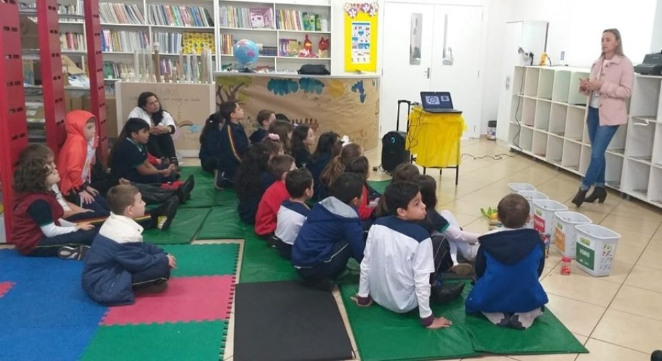 Alunos recebem sensibilização sobre separação de resíduos com a Turminha da Reciclagem