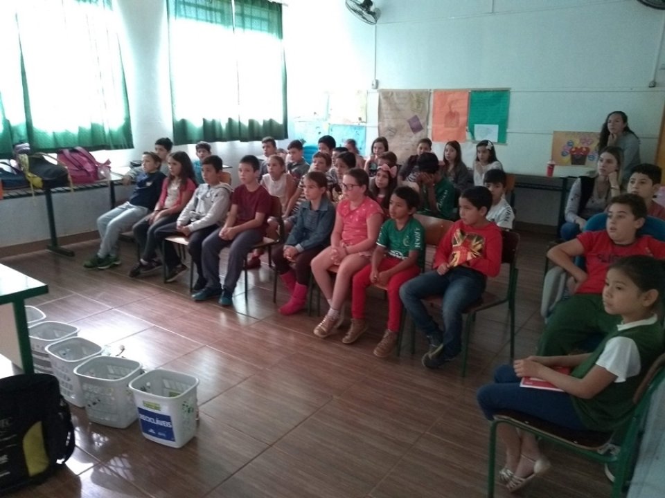 Alunos recebem sensibilização sobre separação de resíduos com a Turminha da Reciclagem