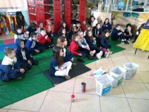 Alunos recebem sensibilização sobre separação de resíduos com a Turminha da Reciclagem