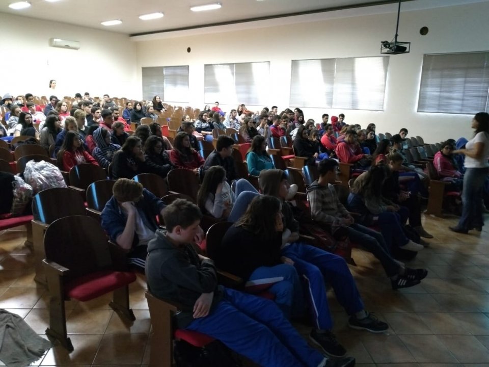 Cinema da Prevenção é realizado na Escola Mater Dolorum de Capinzal/SC