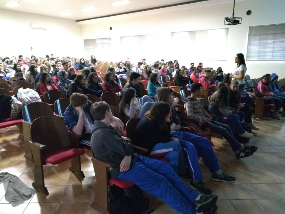 Cinema da Prevenção é realizado na Escola Mater Dolorum de Capinzal/SC