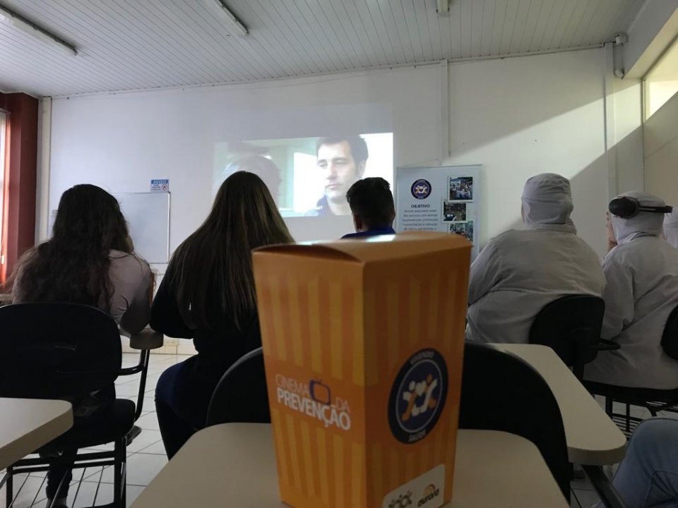 Jovens aprendizes das unidades Aurora de Chapecó e Guatambu participam do Cinema da Prevenção