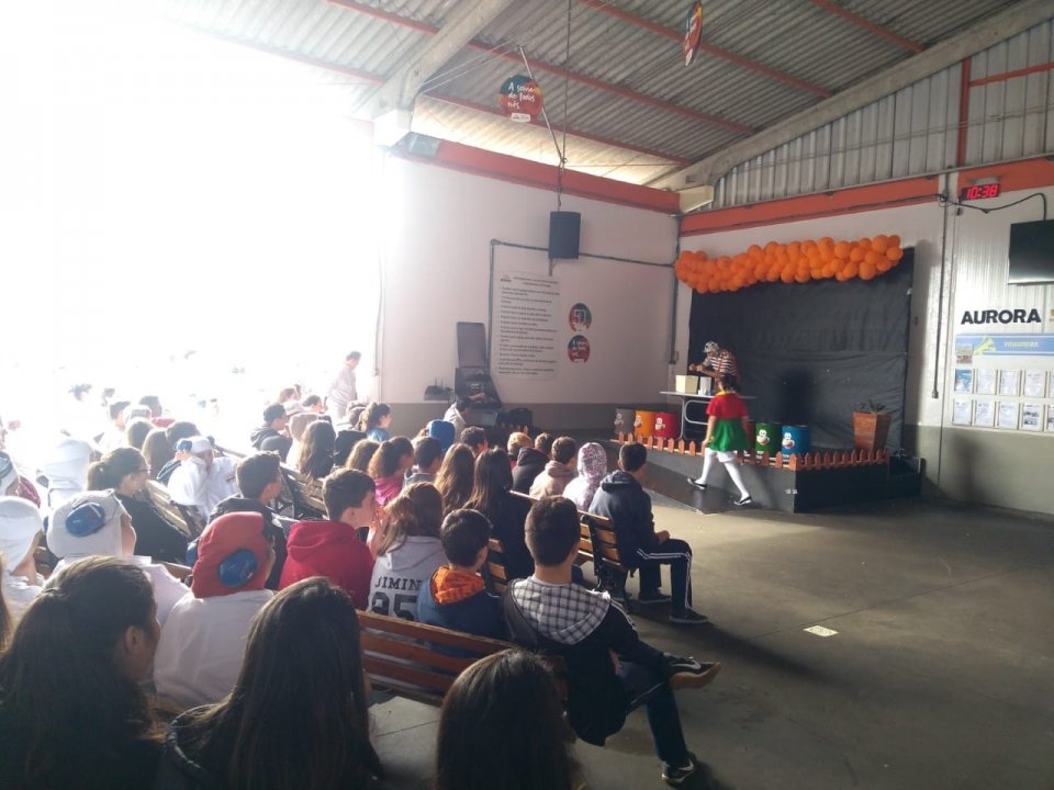 Multiplicadores do Eco Cooperação em Xaxim realizam atividade em escola do município